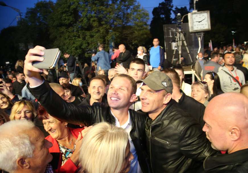 Svi željeli selfi sa Stanivukovićem: Gradonačelnika opkolili građani, on strpljivo sa svima popričao (FOTO)