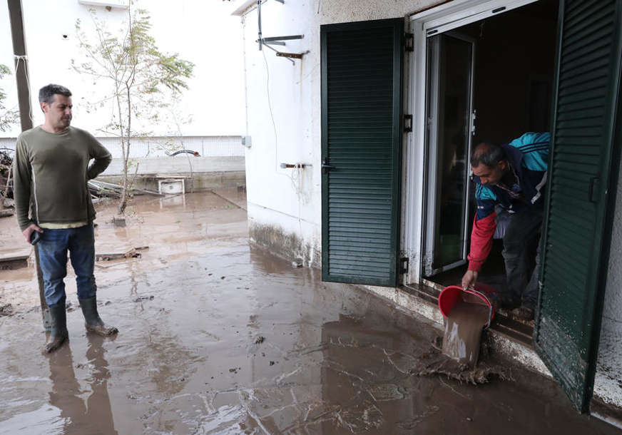 Novi problemi na grčkom ostrvu: Nakon požara Eviju pogodile poplave