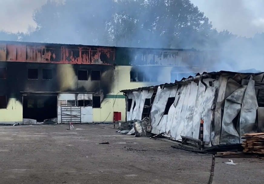 Fabrika u Srebreniku POTPUNO UNIŠTENA u požaru: Shrvani radnici u nevjerici posmatraju zgarište (VIDEO)