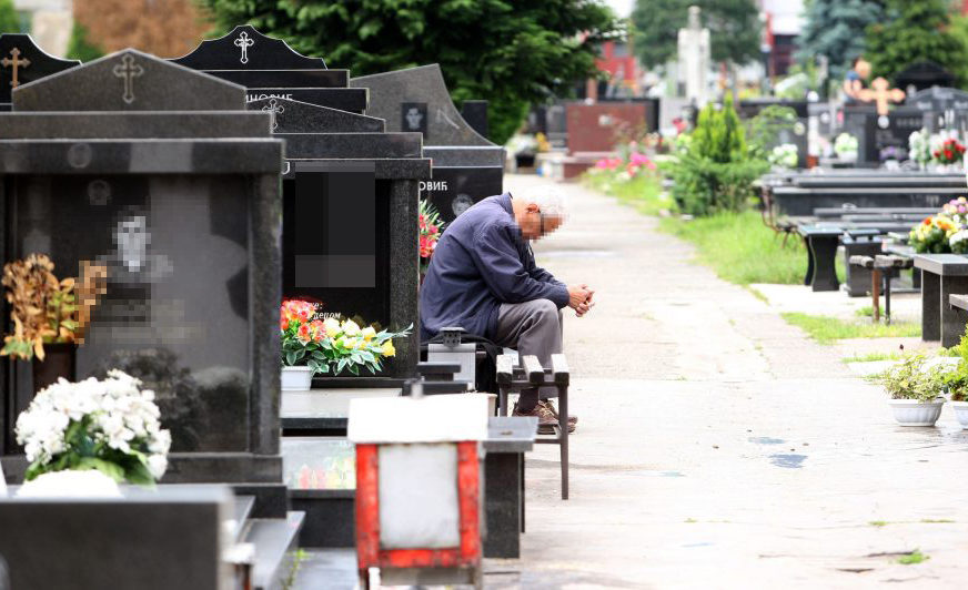 Ko ima pravo da sahranjuje umrle od korone: Gradsko groblje i privatnici  ZARATILI OKO MRTVIH (FOTO)