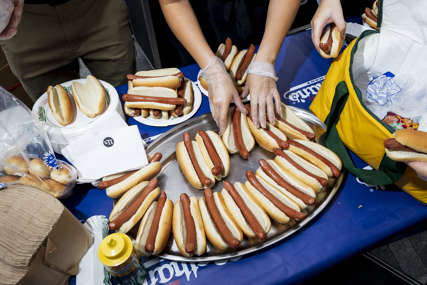 BIZARNA TRAGEDIJA Mlada sportistkinja se udavila na takmičenju u brzom jedenju hot-dogova (FOTO)