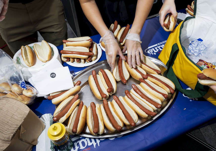 BIZARNA TRAGEDIJA Mlada sportistkinja se udavila na takmičenju u brzom jedenju hot-dogova (FOTO)