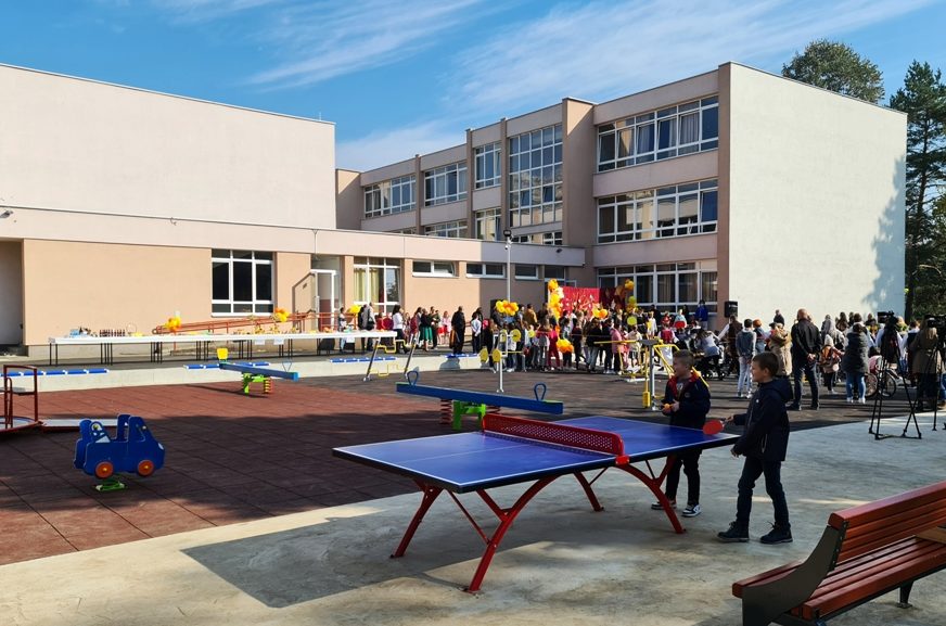JEDINO U REGIJI U Doboju otvoreno inkluzivno igralište za djecu sa poteškoćama u razvoju