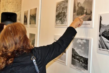 Sjećanje na uskotračnu prugu i starog “ćira”: Izložba fotografija povodom 120 godina željeznice u Trebinju i Boki Kotorskoj
