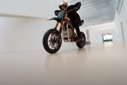 Motociklista oduševio mnoge: Fenomenalna kaskaderska vožnja u najvećem Muzeju stakla (FOTO, VIDEO)
