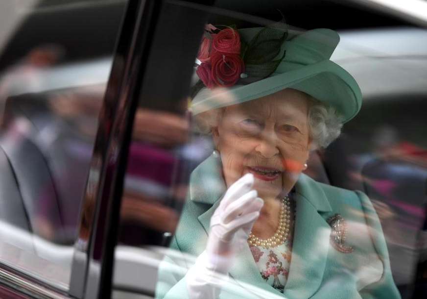 Prošle sedmice provela noć u bolnici: Britanska kraljica dobro raspoložena, imala onlajn angažman