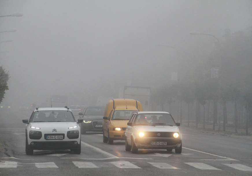 Vozači, oprez! Kolovozi mjestimično vlažni, magla smanjuje vidljivost