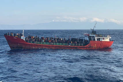 DOVUČENI U LUKU Brod sa skoro 400 ljudi dva dana bio bez pogona u Egejskom moru