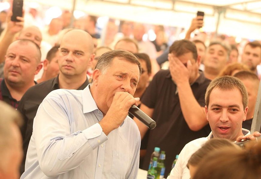 "Ide Mile Lajčakovom prugom" Ko je u politici propjevao, a ko OTPJEVAO SVOJE (VIDEO, FOTO)