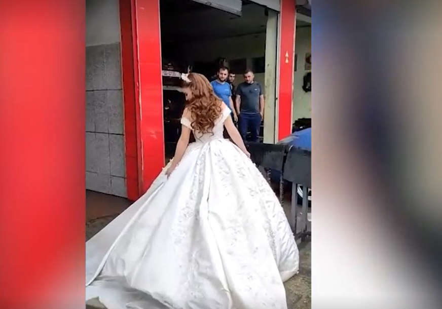 HIT SNIMAK Mlada je uprljala vjenčanicu, ali brzo je našla način kako da je sredi (VIDEO)
