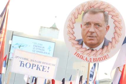 Okupljeni na Trgu Krajine nose transparente sa Dodikovim likom i šalju OŠTRE PORUKE (FOTO)