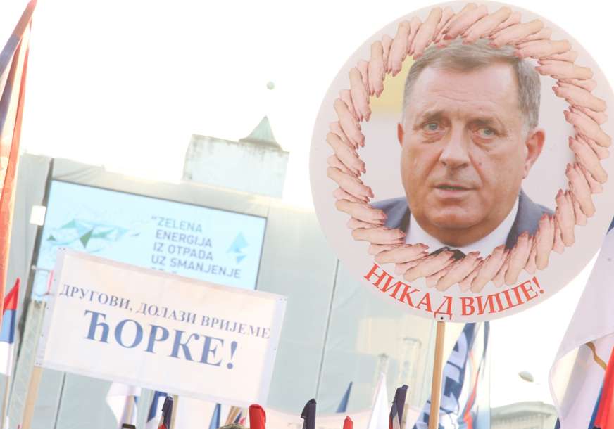 Okupljeni na Trgu Krajine nose transparente sa Dodikovim likom i šalju OŠTRE PORUKE (FOTO)