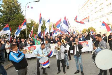 Ore se patriotske pjesme: Uz trubače i veliki aplauz građani dolaze na Trg Krajine (VIDEO, FOTO)