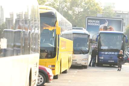 DOLAZE NA VELIKI SKUP Autobusi puni opozicionara pristižu u centar Banjaluke (FOTO)