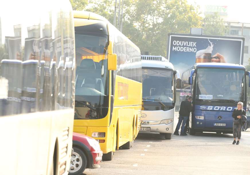 DOLAZE NA VELIKI SKUP Autobusi puni opozicionara pristižu u centar Banjaluke (FOTO)