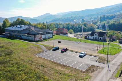 Bezbjednije okruženje za đake u Karanovcu: Parking izdvojen od ulaza u školu