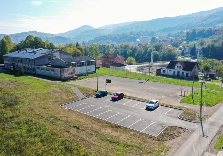 Bezbjednije okruženje za đake u Karanovcu: Parking izdvojen od ulaza u školu