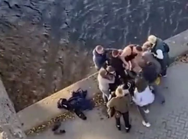HEROJ Denis je bez razmišljanja skočio u ledenu vodu i spasao djevojčicu koja je skočila s mosta (VIDEO)