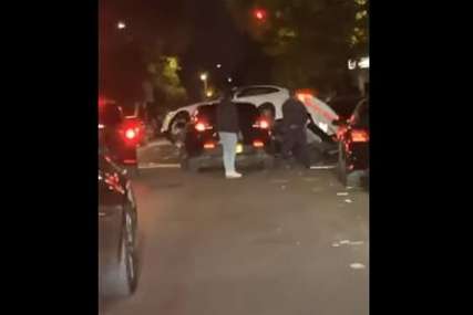 Na dva točka preko auta: Policajci prišli automobilu i naredili vozaču da izađe, a potom je uslijedilo nešto neočekivano (VIDEO)