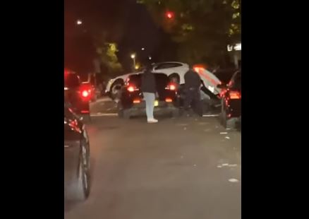 Na dva točka preko auta: Policajci prišli automobilu i naredili vozaču da izađe, a potom je uslijedilo nešto neočekivano (VIDEO)