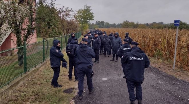 Policija traga za CRVENIM AUTOMOBILOM: Jake policijske snage u selu gdje su pronađena ugljenisana tijela porodice Đokić