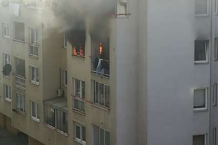 POŽAR U ISTOČNOM SARAJEVU Gori stan na trećem spratu zgrade, vatrogasci na terenu (FOTO)