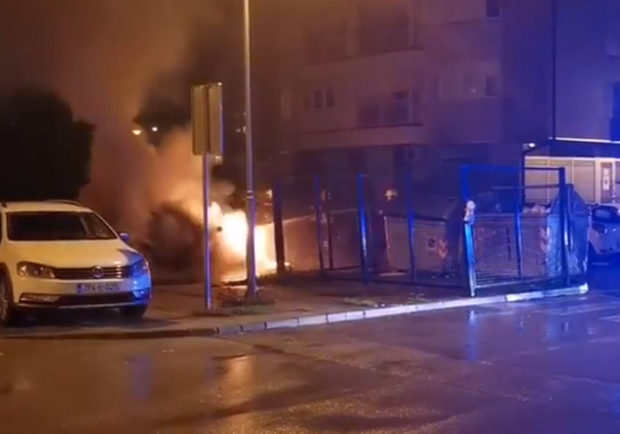 IZGORJELA DVA AUTOMOBILA U BANJALUCI Vatra se sa "megana" proširila i na drugo vozilo (FOTO, VIDEO)