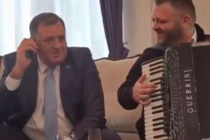 "Mama, nema plakanja" Raspjevani Dodik pozivom iz Predsjedništva obradovao majku i OVU PJESMU joj posvetio (VIDEO)