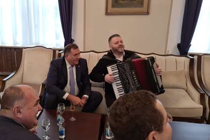 „Komšić i ja smo pili rakiju u Džaferovićevom kabinetu“ Dodik tvrdi da nije pijan i da mu je Bešlić rekao da dobro pjeva (VIDEO)