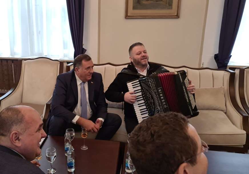 „Komšić i ja smo pili rakiju u Džaferovićevom kabinetu“ Dodik tvrdi da nije pijan i da mu je Bešlić rekao da dobro pjeva (VIDEO)