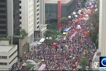 HILJADE LJUDI NA ULICAMA Protesti širom zemlje protiv Bolsonara zbog pandemije (VIDEO)