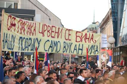 “Od papaka crveni se bina, našu podršku samo Vukan ima” Kreativnost građana Srpske ne poznaje granice (FOTO)