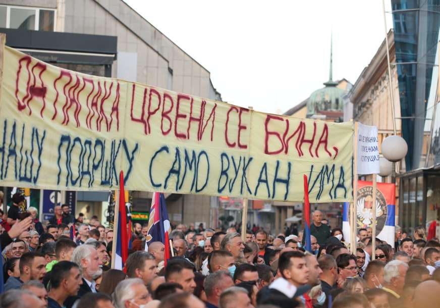 “Od papaka crveni se bina, našu podršku samo Vukan ima” Kreativnost građana Srpske ne poznaje granice (FOTO)
