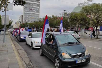 "STOP MEDIJSKOM MRAKU I KORUPCIJI" Opozicija organizovala protestnu kolonu vozila u Banjaluci