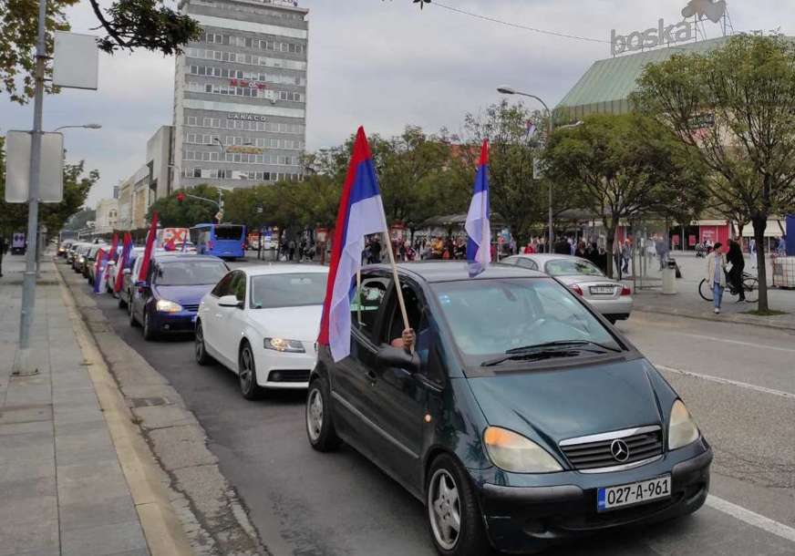 "STOP MEDIJSKOM MRAKU I KORUPCIJI" Opozicija organizovala protestnu kolonu vozila u Banjaluci
