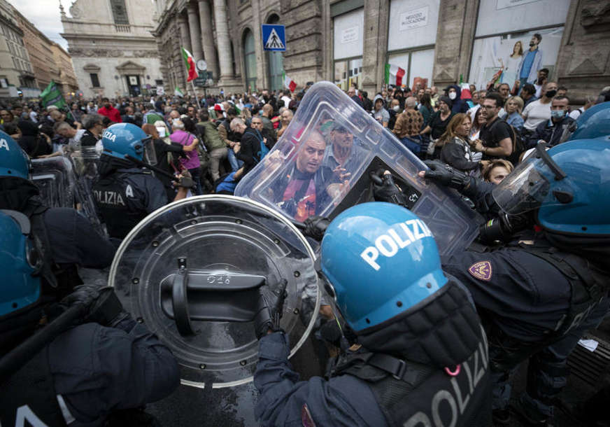 IZBIO HAOS ZBOG PROPUSNICA Uhapšeni desničarski lideri zbog nasilja na protestu