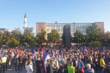 "Obećao si eksperte, a doveo KUMOVE I ROĐAKE" Nezadovoljni građani Bijeljine na protestu tražili bolje upravljanje ili opoziv gradonačelnika (FOTO)