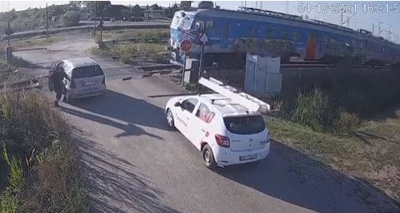 BIZARNO Za dlaku izbjegao smrt pa napravio selfi sa smrskanim autom (FOTO, VIDEO)
