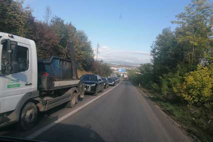 Radovi na putu usporili saobraćaj: Gužve i kolone u Tunjicama (FOTO)