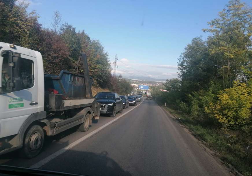 Radovi na putu usporili saobraćaj: Gužve i kolone u Tunjicama (FOTO)