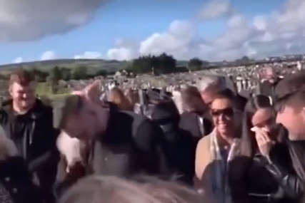 Na ovoj sahrani su se LJUDI KROZ SUZE SMIJALI: Kad su spustili sanduk čuli su glas i desilo se nešto nevjerovatno (VIDEO)