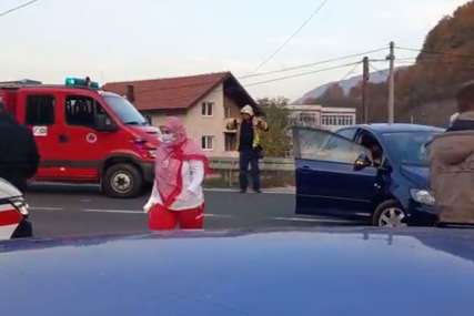 TEŠKA NESREĆA Vatrogasci izvlačili ženu iz automobila (VIDEO)
