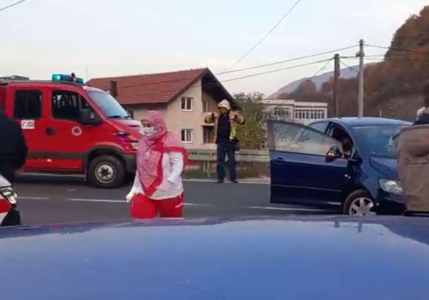 TEŠKA NESREĆA Vatrogasci izvlačili ženu iz automobila (VIDEO)