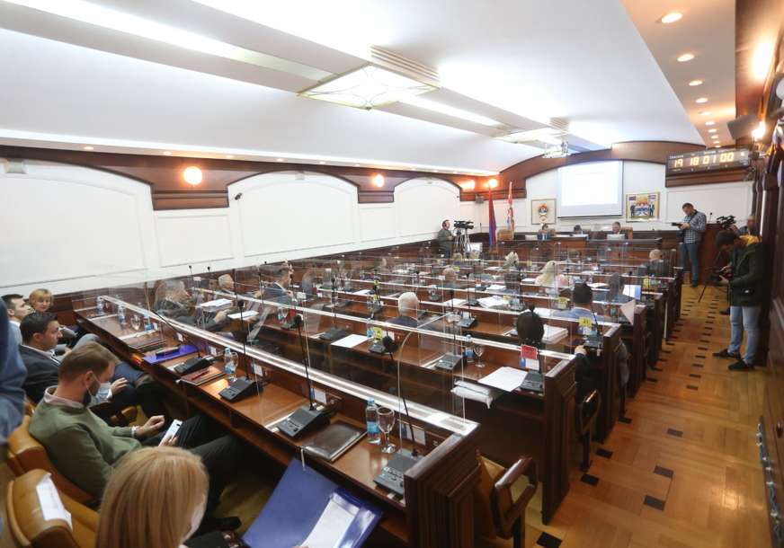 Bez maske sjedili u „KLASTER SKUPŠTINI“: Virus korona blokirao rad lokalnog parlamenta
