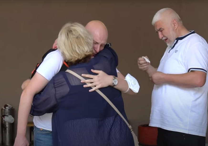 RASTANAK U SUZAMA Mladi doktor iz BiH objavio snimak odlaska u Njemačku, oproštaj s roditeljima mnoge je rasplakao (VIDEO)