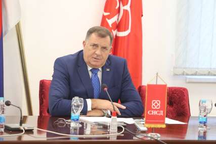 “JE** MI SE ZA SANKCIJE” Dodik poručio Eskobaru da ako hoće da razgovara s njim nema mjesta prijetnjama (FOTO)