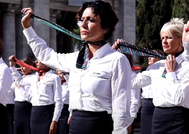 Protest zbog gubitka posla: Poskidale se stjuardese nasred trga u  Rimu (VIDEO)