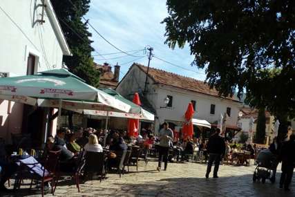 Topla nedjelja na jugu Srpske: Sunce i ugodna temperatura izmamili Trebinjce na ulice (FOTO)