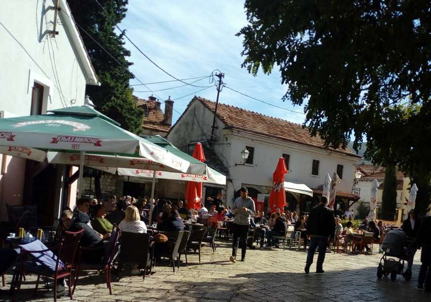 Topla nedjelja na jugu Srpske: Sunce i ugodna temperatura izmamili Trebinjce na ulice (FOTO)