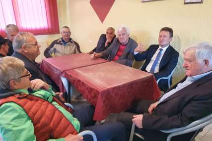 Opština Ugljevik daruje 400 penzionera sa po 100 KM povodom krsne slave Svete Petke Paraskeve (FOTO)